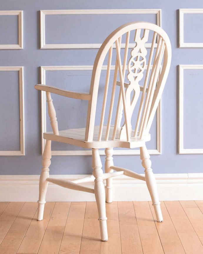 キッチンチェア　アンティーク チェア　イギリスアンティークのアーム付き椅子、ホワイトペイントのホイールバックチェア。後ろ姿にも自信があります！椅子は後ろから見られることも多いので、ぜひチェックしてみて下さい。(k-1301-c)