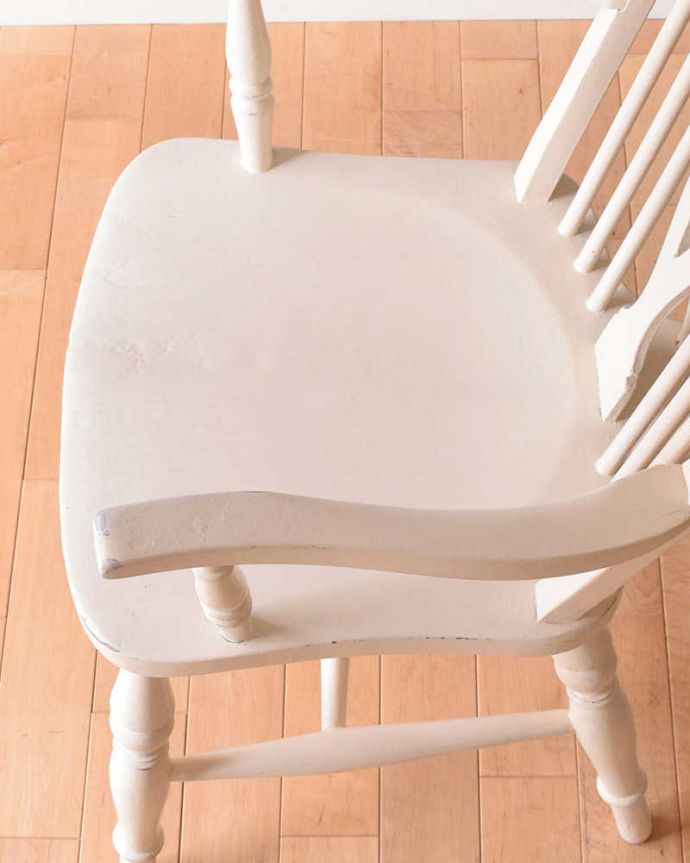 キッチンチェア　アンティーク チェア　イギリスアンティークのアーム付き椅子、ホワイトペイントのホイールバックチェア。座面に隠されたヒミツ「座繰り」と言って、お尻と太もも部分に彫が入っているんです。(k-1301-c)