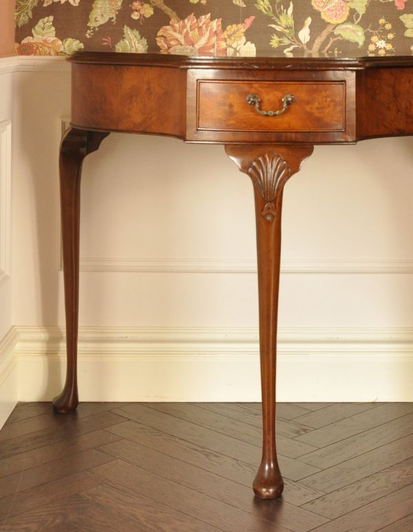 ロイドテーブル　アンティーク家具　英国のアンティーク家具、優雅なかたちの引き出し付コンソールテーブル。脚が細いので、シルエットがとても素敵なんです。(k-1301-f)