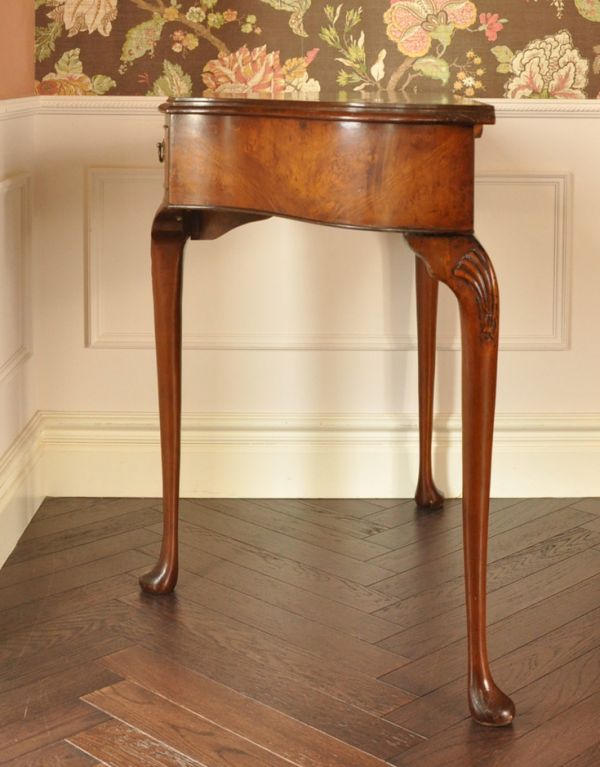 ロイドテーブル　アンティーク家具　英国のアンティーク家具、優雅なかたちの引き出し付コンソールテーブル。サイドはこんなにスッキリ！場所を取らないので使いやすいです。(k-1301-f)