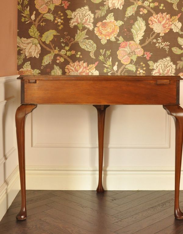 ロイドテーブル　アンティーク家具　英国のアンティーク家具、優雅なかたちの引き出し付コンソールテーブル。きちんとメンテナンスしてあるので、裏側もキレイです。(k-1301-f)