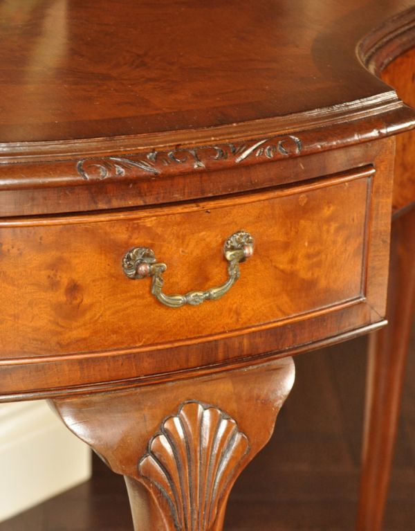 ロイドテーブル　アンティーク家具　英国のアンティーク家具、優雅なかたちの引き出し付コンソールテーブル。カッティングがとっても贅沢な気分にしてくれます。(k-1301-f)