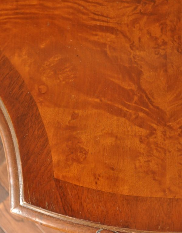 ロイドテーブル　アンティーク家具　英国のアンティーク家具、優雅なかたちの引き出し付コンソールテーブル。高級感のあるウォルナット材の木目です。(k-1301-f)
