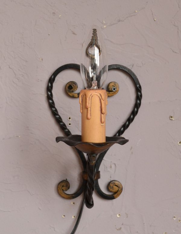 壁付けブラケット　照明・ライティング　フランス輸入のアンティーク照明、アイアン製の可愛いウォールブラケット。寝室や階段、玄関、トイレなどにピッタリの壁付けブラケットです。(k-1301-z)