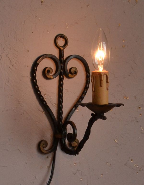 壁付けブラケット　照明・ライティング　フランス輸入のアンティーク照明、アイアン製の可愛いウォールブラケット。壁を照らすとロマンチックな空間の完成です。(k-1301-z)