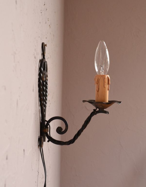 壁付けブラケット　照明・ライティング　フランス輸入のアンティーク照明、アイアン製の可愛いウォールブラケット。壁のお洒落を楽しむのにはピッタリな存在感です。(k-1301-z)