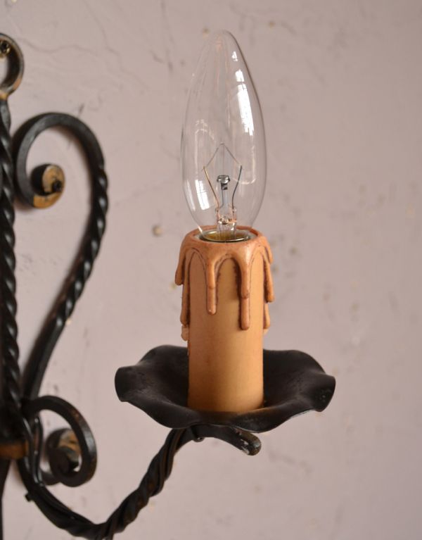 壁付けブラケット　照明・ライティング　フランス輸入のアンティーク照明、アイアン製の可愛いウォールブラケット。まるでロウソクが点灯しているようなデザインがお洒落です。(k-1301-z)