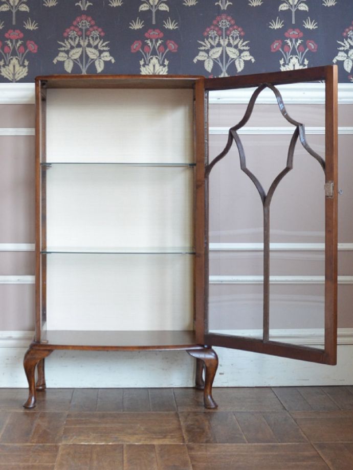 アンティークのキャビネット　アンティーク家具　ウォルナット材のアンティーク家具、英国輸入のガラスキャビネット（飾り棚）。３段あります。(k-1302-f)