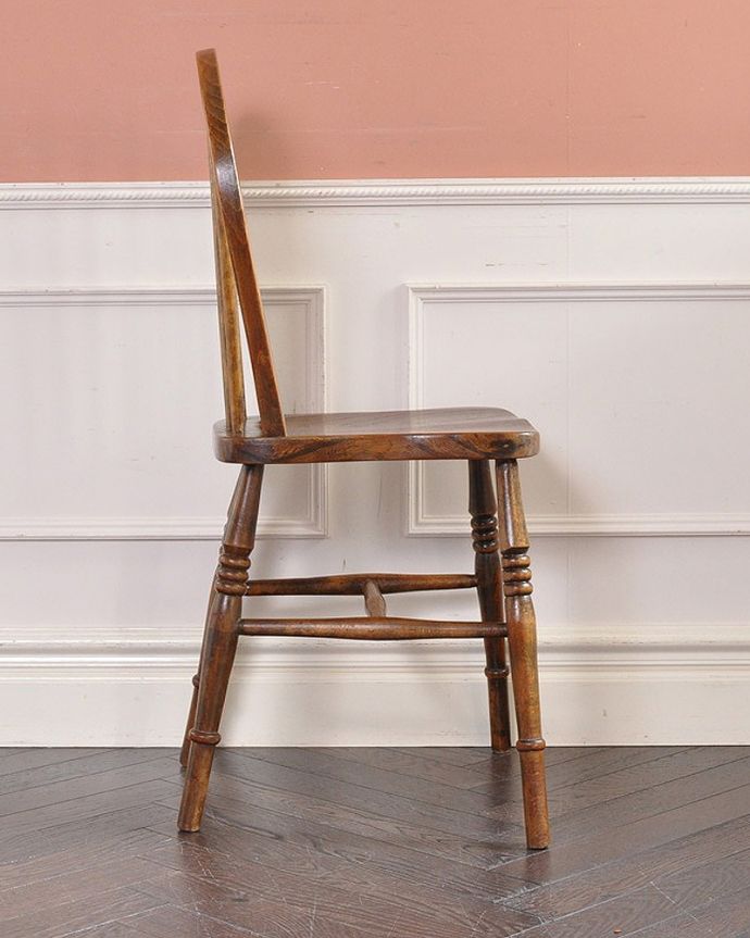 ダイニングチェア　アンティーク チェア　英国のアンティークの椅子、明るいナチュラルカラーの木製キッチンチェア。しっかりと支えてくてる背もたれの角度は、長く座っていても疲れません。(k-1304-c)