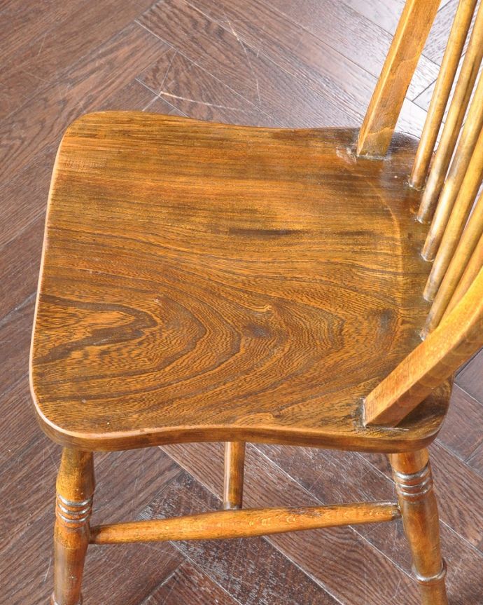 ダイニングチェア　アンティーク チェア　英国のアンティークの椅子、明るいナチュラルカラーの木製キッチンチェア。丸い座面なので、小さいお子様がいるご家庭でも安心です。(k-1304-c)