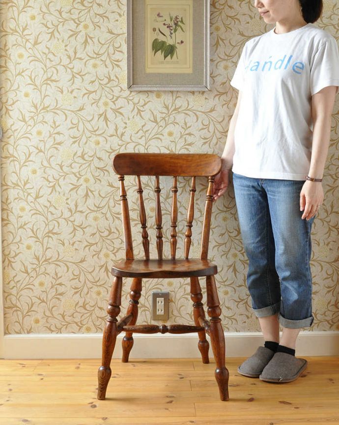 キッチンチェア　アンティーク チェア　イギリスのアンティークの椅子、ナチュラルな木製キッチンチェア。キッチンチェアは可愛いのでいつも大人気。(k-1305-c)