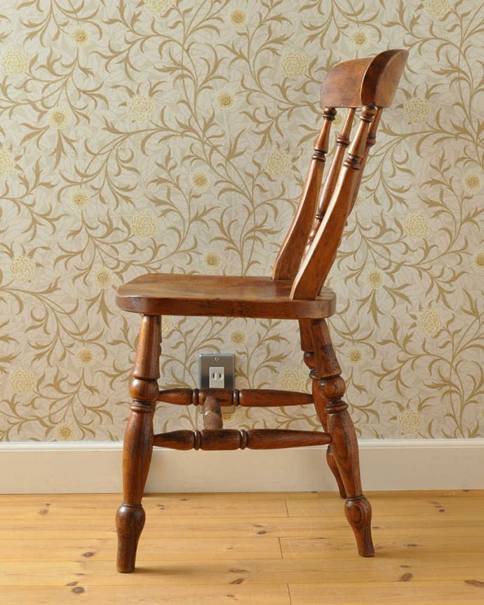 キッチンチェア　アンティーク チェア　イギリスのアンティークの椅子、ナチュラルな木製キッチンチェア。横から見てもステキ横から見るとこんな感じ。(k-1305-c)