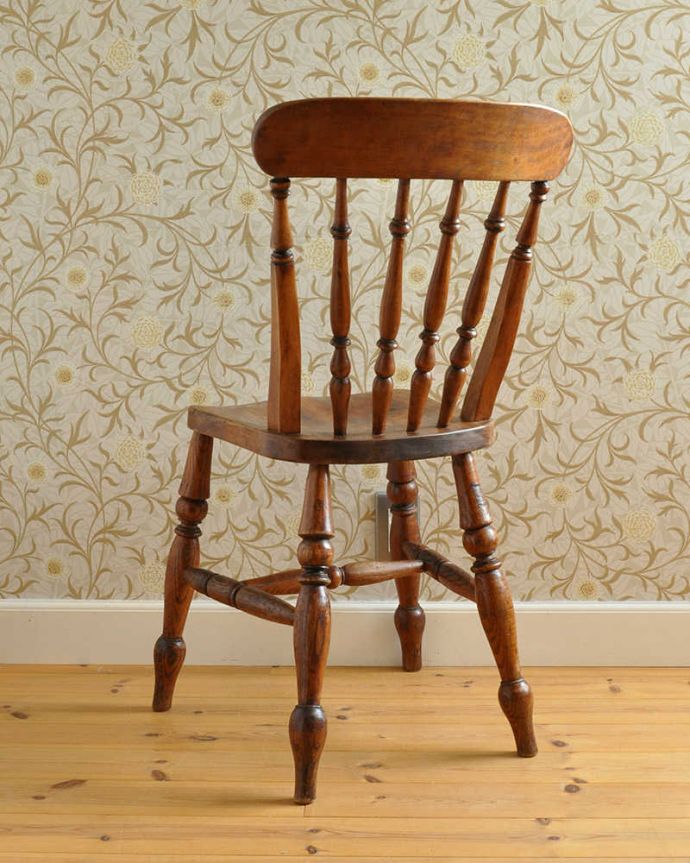 キッチンチェア　アンティーク チェア　イギリスのアンティークの椅子、ナチュラルな木製キッチンチェア。メンテナンスしてあるので後姿もキレイ！アンティークは新品ではないので、もちろん経年変化によるキズはありますが、専門の職人がキレイにお直しをしているので、後ろ姿までキレイです。(k-1305-c)