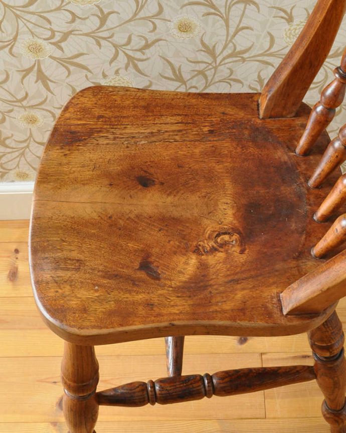 キッチンチェア　アンティーク チェア　イギリスのアンティークの椅子、ナチュラルな木製キッチンチェア。丸い座面なので、小さいお子様がいるご家庭でも安心です。(k-1305-c)