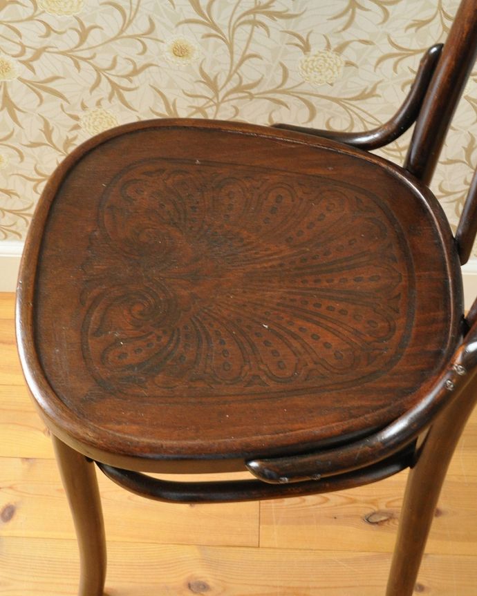 ベントウッドチェア　アンティーク チェア　英国のカフェで使われる椅子、曲げ木がキレイなベントウッドチェア。ベントウッドチェアの特徴は、座面にもあります。(k-1309-c)