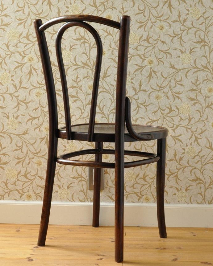 ベントウッドチェア　アンティーク チェア　英国のカフェで使われる椅子、曲げ木がキレイなベントウッドチェア。後ろ姿はこんな感じ。(k-1309-c)