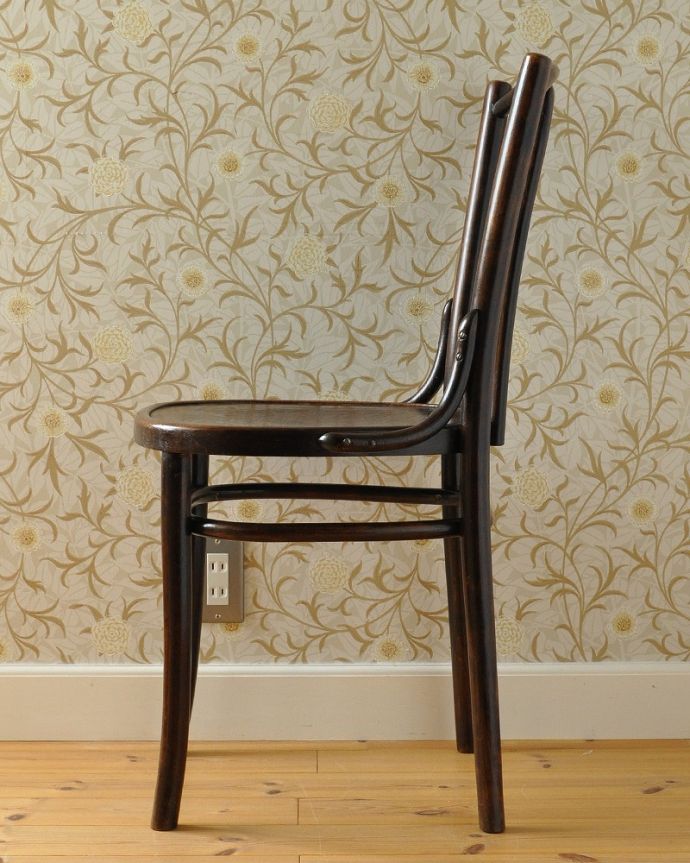 ベントウッドチェア　アンティーク チェア　英国のカフェで使われる椅子、曲げ木がキレイなベントウッドチェア。ラインが美しい背もたれ。(k-1309-c)