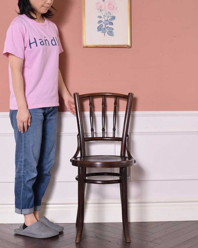 板座面　アンティーク チェア　伝統的なアンティークの英国椅子、背もたれがお洒落なベントウッドチェア（バンブー）。色は落ち着いているので上品にもかっこいい雰囲気にも見えます。(k-1310-c)