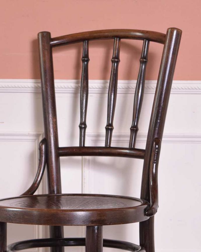 板座面　アンティーク チェア　伝統的なアンティークの英国椅子、背もたれがお洒落なベントウッドチェア（バンブー）。ラインが美しい背もたれ。(k-1310-c)