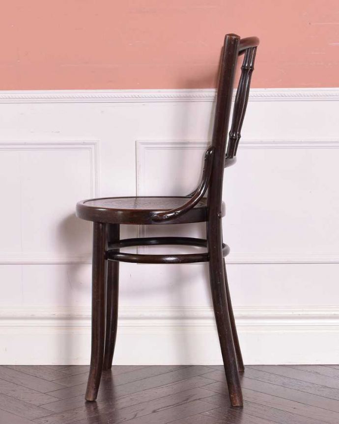 板座面　アンティーク チェア　伝統的なアンティークの英国椅子、背もたれがお洒落なベントウッドチェア（バンブー）。リビングやキッチンのイスにオススメです。(k-1310-c)