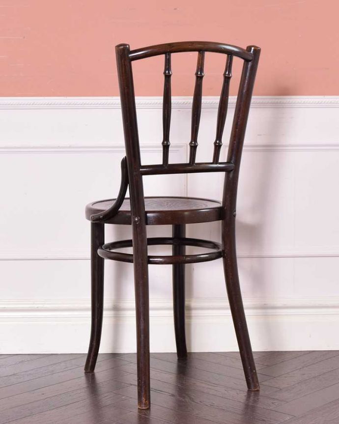 板座面　アンティーク チェア　伝統的なアンティークの英国椅子、背もたれがお洒落なベントウッドチェア（バンブー）。後ろ姿はこんな感じ。(k-1310-c)