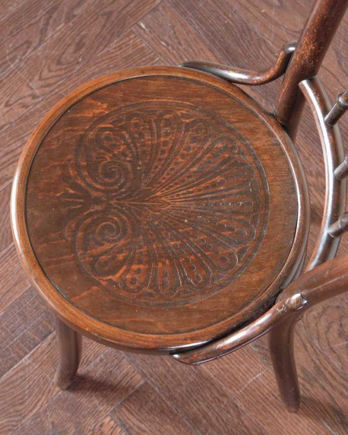 板座面　アンティーク チェア　伝統的なアンティークの英国椅子、背もたれがお洒落なベントウッドチェア（バンブー）。ベントウッドチェアの特徴は、座面にもあります。(k-1310-c)