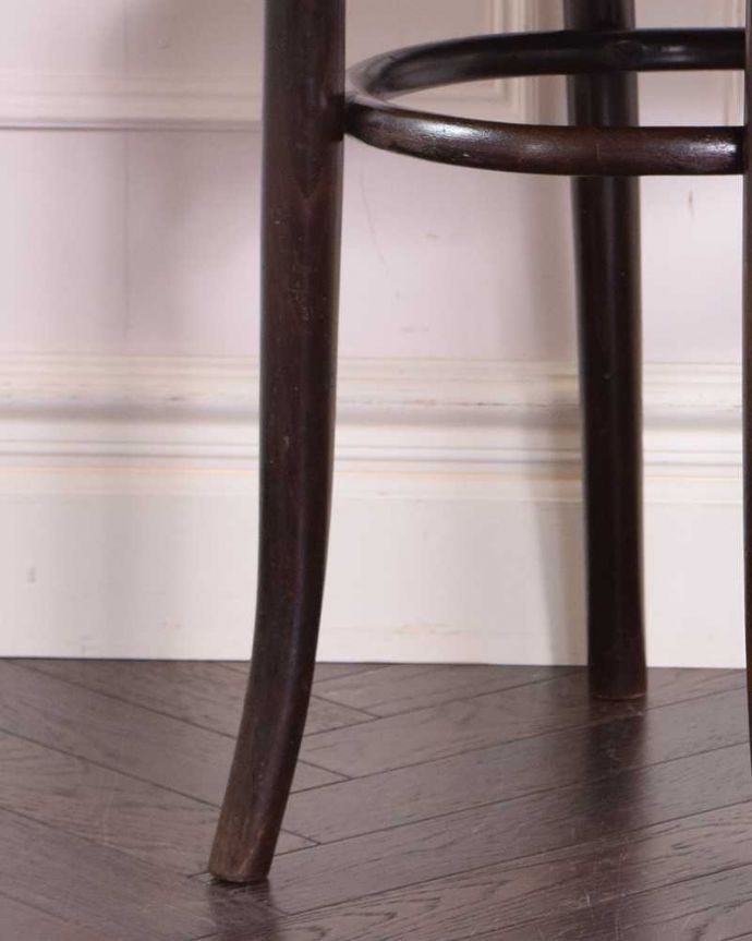板座面　アンティーク チェア　伝統的なアンティークの英国椅子、背もたれがお洒落なベントウッドチェア（バンブー）。メンテナンスをしっかりしているので、安心してお掛けください。(k-1310-c)