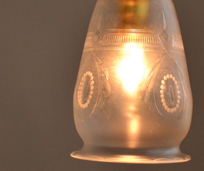 ペンダントライト　照明・ライティング　模様が美しいペンダントランプ、イギリスのアンティーク照明（コード・シャンデリア球・ギャラリーなし）。シェードから漏れる光に癒されます。(k-1314-z)
