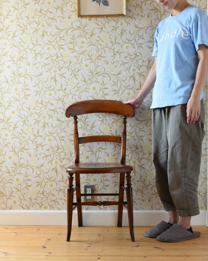 板座面　アンティーク チェア　イギリスから届いたアンティークの椅子、座面が可愛いキッチンチェア。なんとも言えないほっこりデザイン家庭のキッチンで使われていた素朴なデザインの椅子は、なんともぬくもりある雰囲気なんです。(k-1317-c)