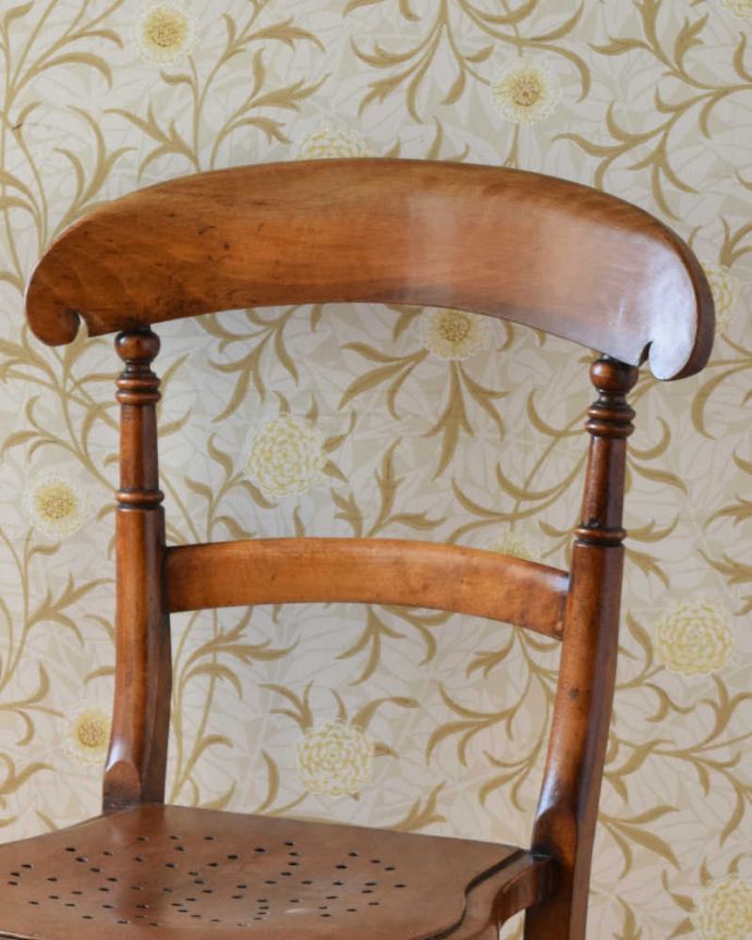 板座面　アンティーク チェア　イギリスから届いたアンティークの椅子、座面が可愛いキッチンチェア。背もたれのデザインはお家の顔同じように見えて、それぞれの家庭で少しずつ違う背もたれのデザイン。(k-1317-c)