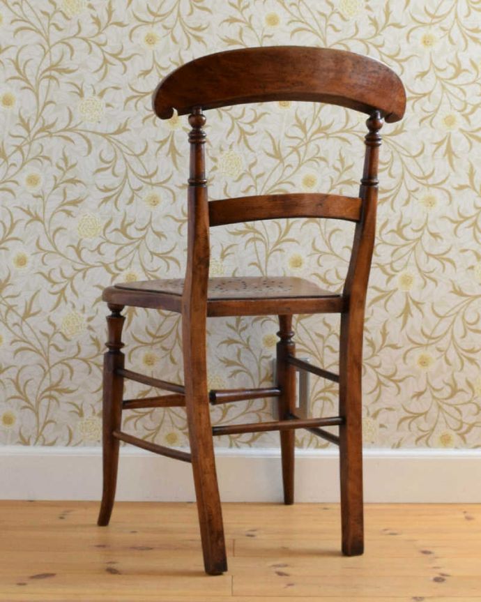 板座面　アンティーク チェア　イギリスから届いたアンティークの椅子、座面が可愛いキッチンチェア。後ろ姿にも自信アリ！並べた時に後ろから見ることも多い椅子。(k-1317-c)
