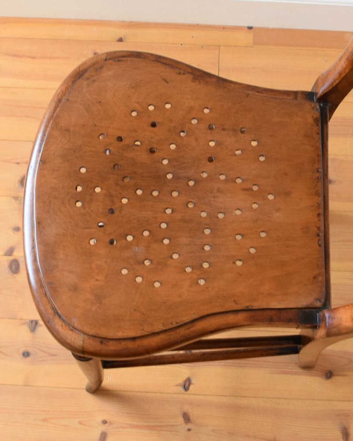 板座面　アンティーク チェア　イギリスから届いたアンティークの椅子、座面が可愛いキッチンチェア。可愛い座面の模様パンチングで描かれた可愛い座面の模様もアンティークらしい…。(k-1317-c)
