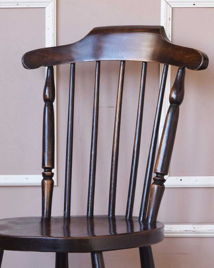 キッチンチェア　アンティーク チェア　イギリス輸入のアンティーク椅子、丸い座面の可愛いキッチンチェア。キズや汚れ、木目や色は1脚1脚微妙に違いますが、どれもキレイに仕上げています。(k-1318-c)