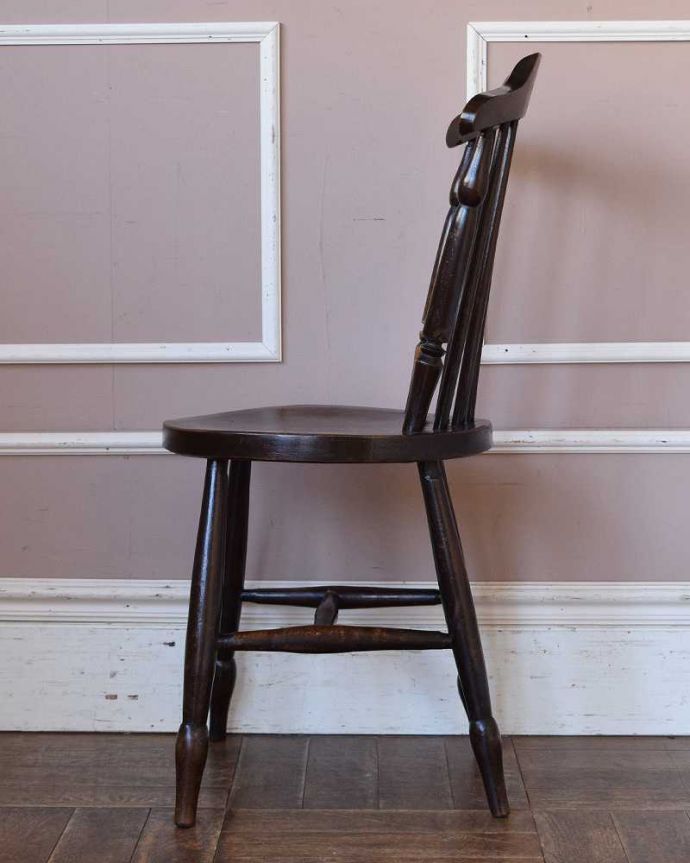 キッチンチェア　アンティーク チェア　イギリス輸入のアンティーク椅子、丸い座面の可愛いキッチンチェア。しっかりと支えてくてる背もたれの角度は、長く座っていても疲れません。(k-1318-c)