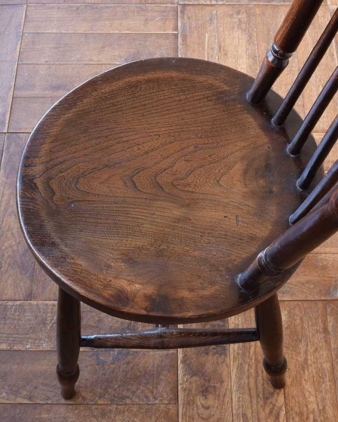 キッチンチェア　アンティーク チェア　イギリス輸入のアンティーク椅子、丸い座面の可愛いキッチンチェア。板座のチェアは、木の温もりが感じられるので、木の家具が好きと言う方にかなりオススメです！。(k-1318-c)