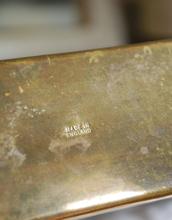 シルバーのテーブルウェア　アンティーク雑貨　アンティークの真鍮製雑貨、置き型のレターラック。裏には調印入りです。(k-1318-z)