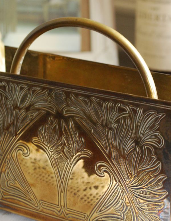 シルバーのテーブルウェア　アンティーク雑貨　アンティークの真鍮製雑貨、置き型のレターラック。真鍮製の立派なラックです。(k-1318-z)