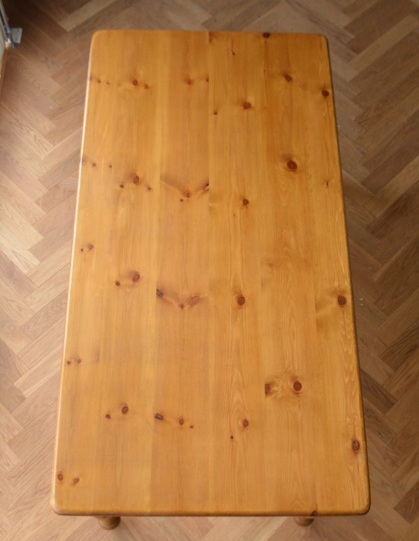 アンティークのテーブル　アンティーク家具　イギリスのナチュラルなアンティーク家具、４〜６人掛けのダイニングテーブル。パインの木目が可愛いテーブル。(k-1319-f)