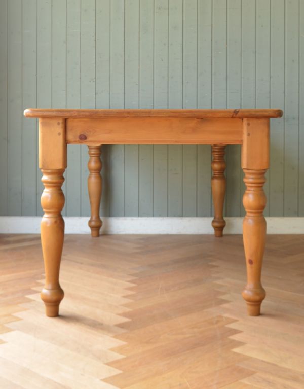 アンティークのテーブル　アンティーク家具　イギリスのナチュラルなアンティーク家具、４〜６人掛けのダイニングテーブル。幕板があるので可愛らしくナチュラルな印象。(k-1319-f)