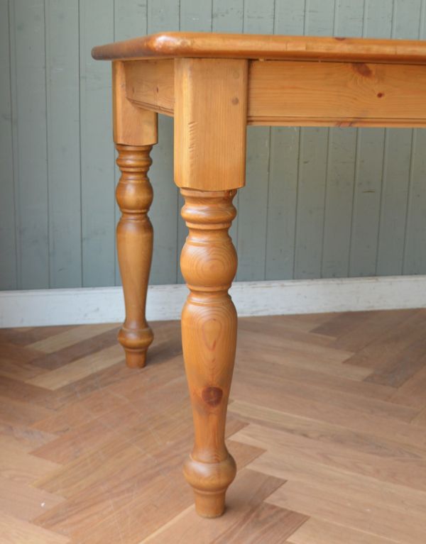 アンティークのテーブル　アンティーク家具　イギリスのナチュラルなアンティーク家具、４〜６人掛けのダイニングテーブル。玉ねぎ形の脚が可愛いです。(k-1319-f)