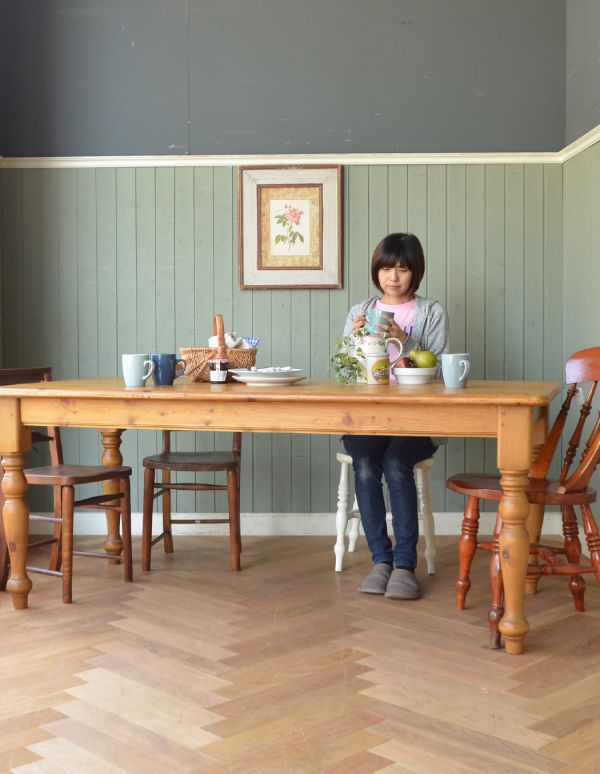 アンティークのテーブル　アンティーク家具　イギリスのナチュラルなアンティーク家具、４〜６人掛けのダイニングテーブル。お茶の時間、パソコンや書き物、アイロンなどの作業台として。(k-1319-f)