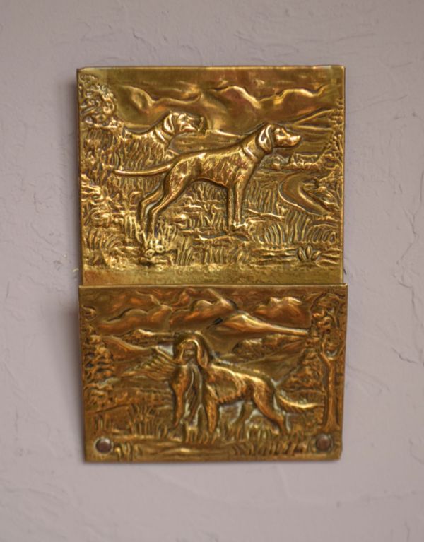 シルバーのテーブルウェア　アンティーク雑貨　英国アンティーク雑貨の壁掛け真鍮製レターラック（DOG）。真鍮製なので、使っていくごとに味わい深い色合いに変化していきます。(k-1319-z)