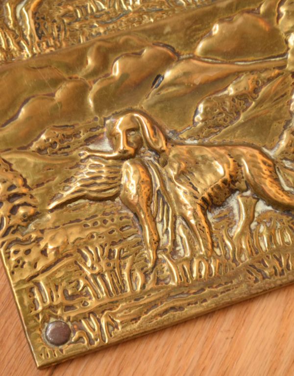 シルバーのテーブルウェア　アンティーク雑貨　英国アンティーク雑貨の壁掛け真鍮製レターラック（DOG）。風景や、植物まで繊細にデザインされています。(k-1319-z)
