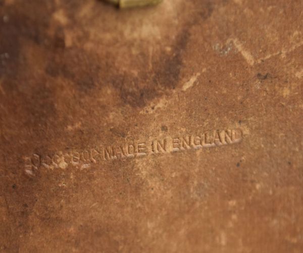 シルバーのテーブルウェア　アンティーク雑貨　英国アンティーク雑貨の壁掛け真鍮製レターラック（DOG）。裏側に「Peerage MADE　IN　ENGLAND」と刻印があります。(k-1319-z)