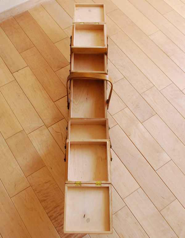 ソーイングボックス　アンティーク家具　ナチュラルのアンティークの収納ボックス、木製で温かみのあるソーイングボックス。３段に分けて収納できます。(k-1320-f)