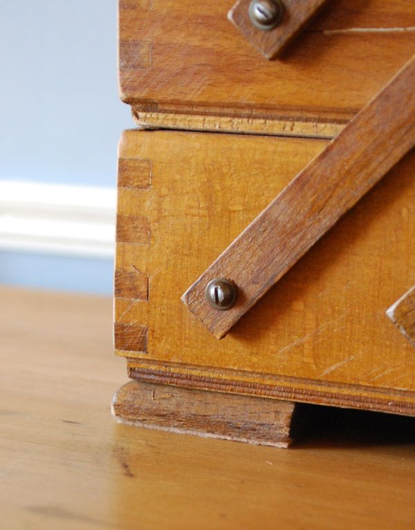 ソーイングボックス　アンティーク家具　ナチュラルのアンティークの収納ボックス、木製で温かみのあるソーイングボックス。コンパクトな脚なしタイプです。(k-1320-f)