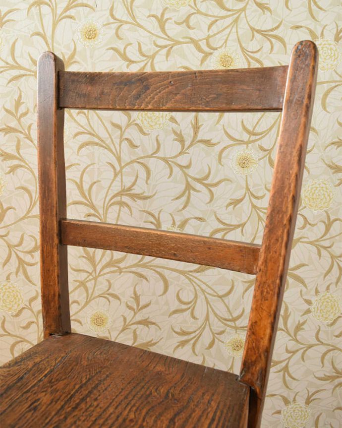 キッチンチェア　アンティーク チェア　アンティークの椅子、シンプルな背もたれの可愛いスクールチェア（チャイルドチェア）。なんだか懐かしい素朴なデザイン。(k-1323-c)
