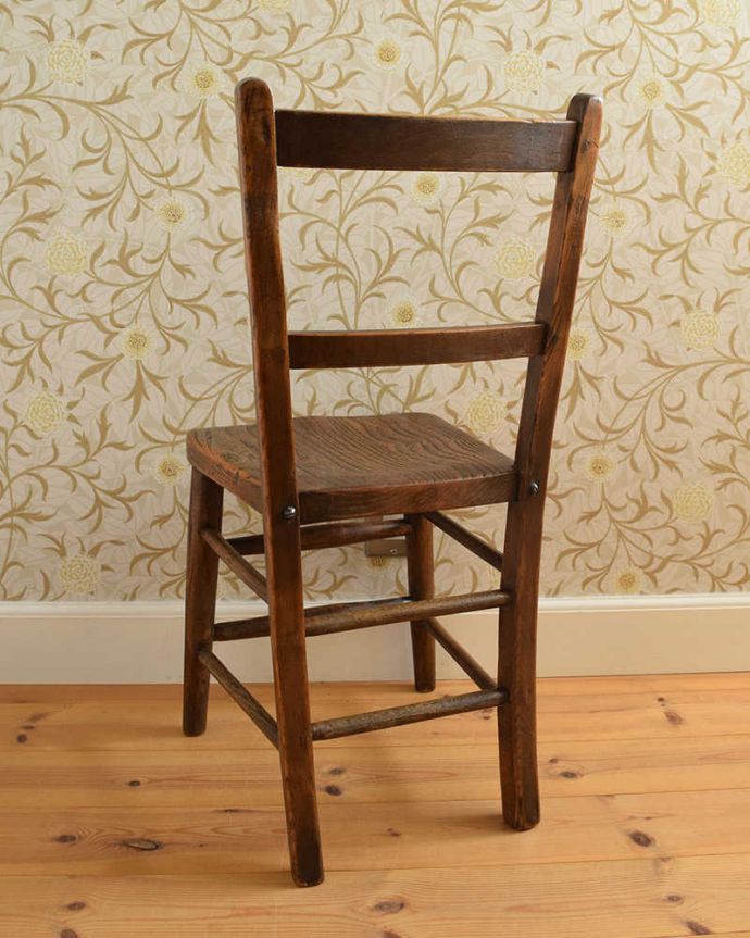 キッチンチェア　アンティーク チェア　アンティークの椅子、シンプルな背もたれの可愛いスクールチェア（チャイルドチェア）。後ろから見ても、やっぱり可愛い！新品ではない経年変化によるキズが、あたたかさを増してくれます。(k-1323-c)