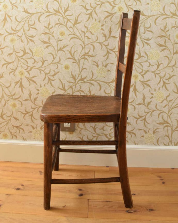キッチンチェア　アンティーク チェア　アンティークの椅子、シンプルな背もたれの可愛いスクールチェア（チャイルドチェア）。横から見ても可愛い もちろん、横顔だって可愛いんです。(k-1323-c)