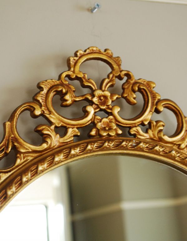 アンティーク フレーム付きミラー　アンティーク雑貨　華やかなゴールドのモールディングがキレイなアンティークミラー。トップには繊細で美しいお花の装飾が付いています。(k-1325-z)